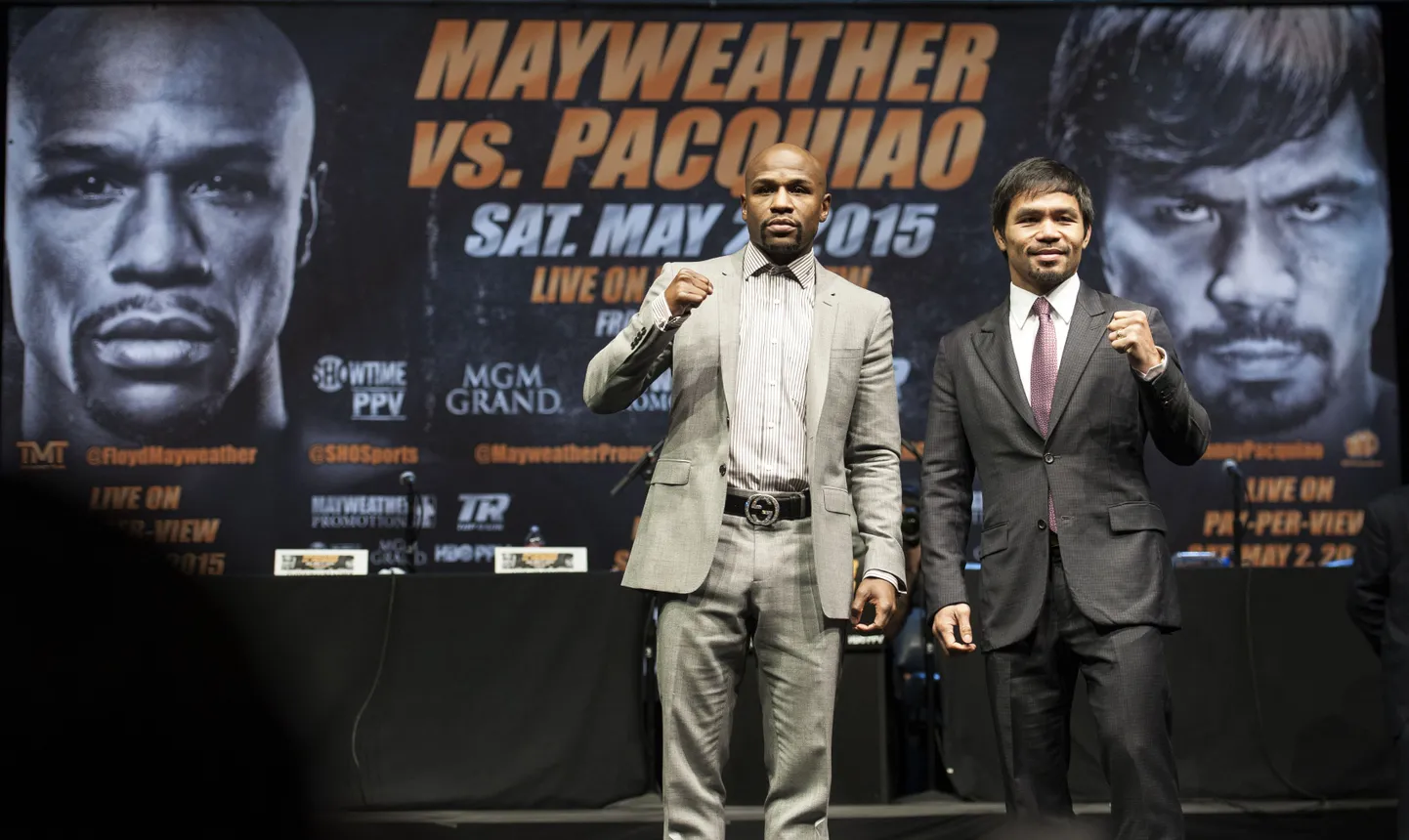 Floyd Mayweather jr (vasakul)ja Manny Pacquiao sel nädalal toimunud ühisel pressikonverentsil koos rusikaid vibutamas.