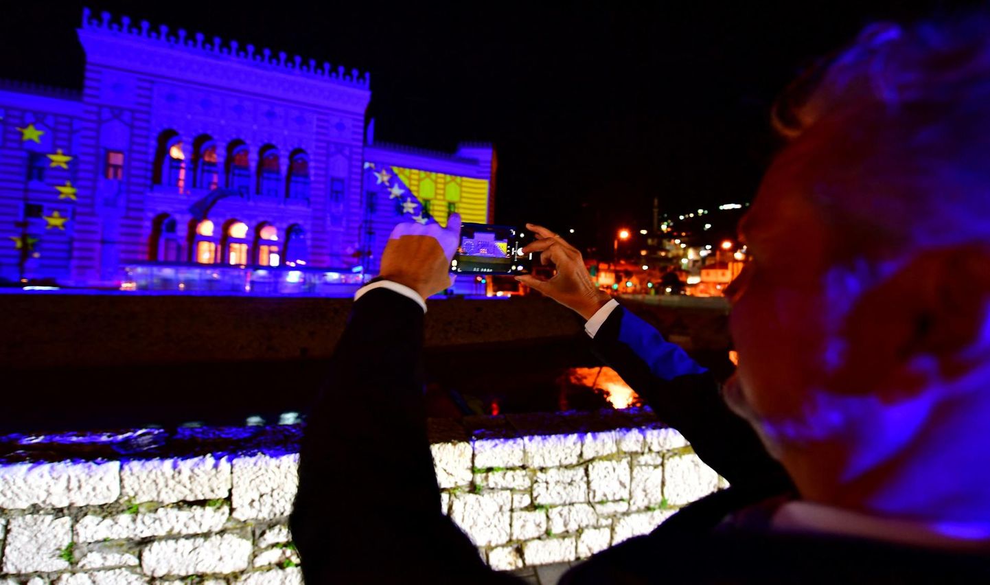 ELi suursaadik Bosnia ja Hertsegoviinas Johann Sattler pildistab 9. mail, Euroopa päeval Bosnia ja ELi lipuvärvides kaunistatud Sarajevo raekoda. Mitteametlik aruteludokument väitis, et Bosnial pole lootustki ELi pääseda ning tulevane nuditud moslemite riik võiks hoopis otsustada partnerluse kasuks Türgiga. 