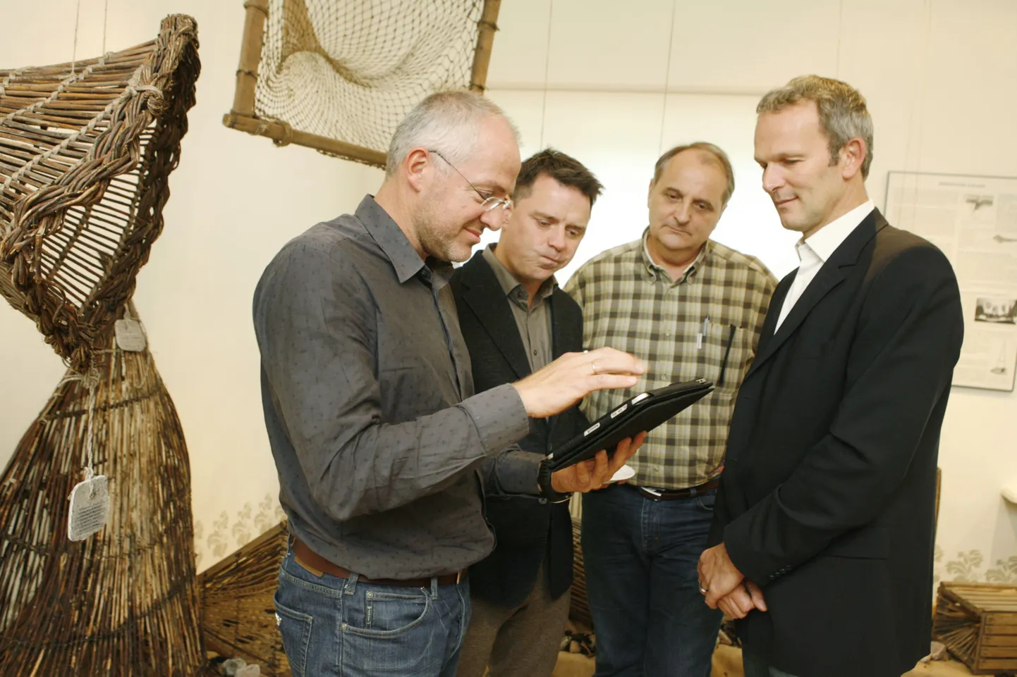 Fotol vaagivadki norralased Tor Arne Fanghol ja Espen Egil Hansen ning prantslased Yvon Mezou ja Antoine Clement iPadi kasutamise võimalusi.
