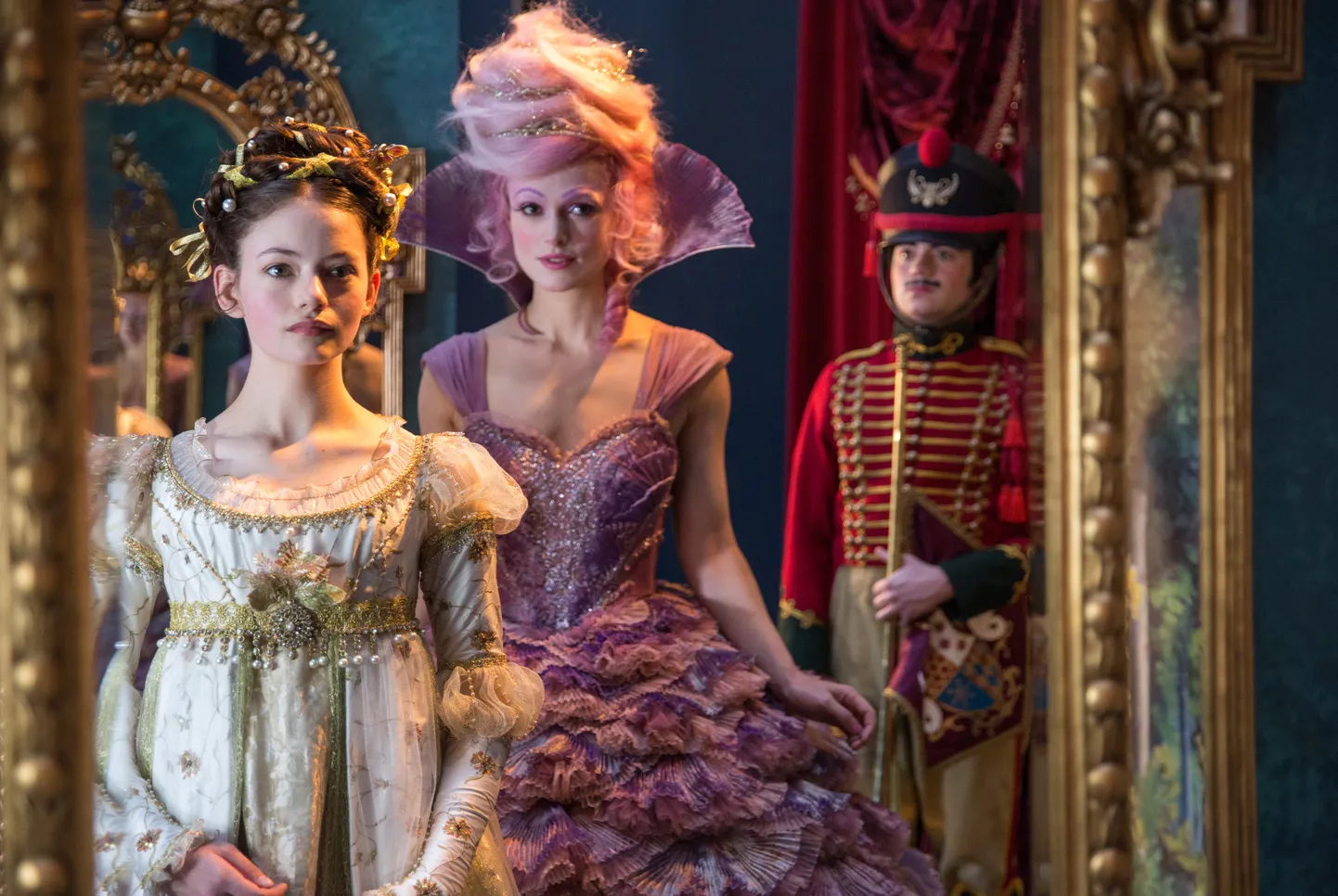 Keira Knightley ja Mackenzie Foy filmis «Pähklipureja ja neli kuningriiki»
