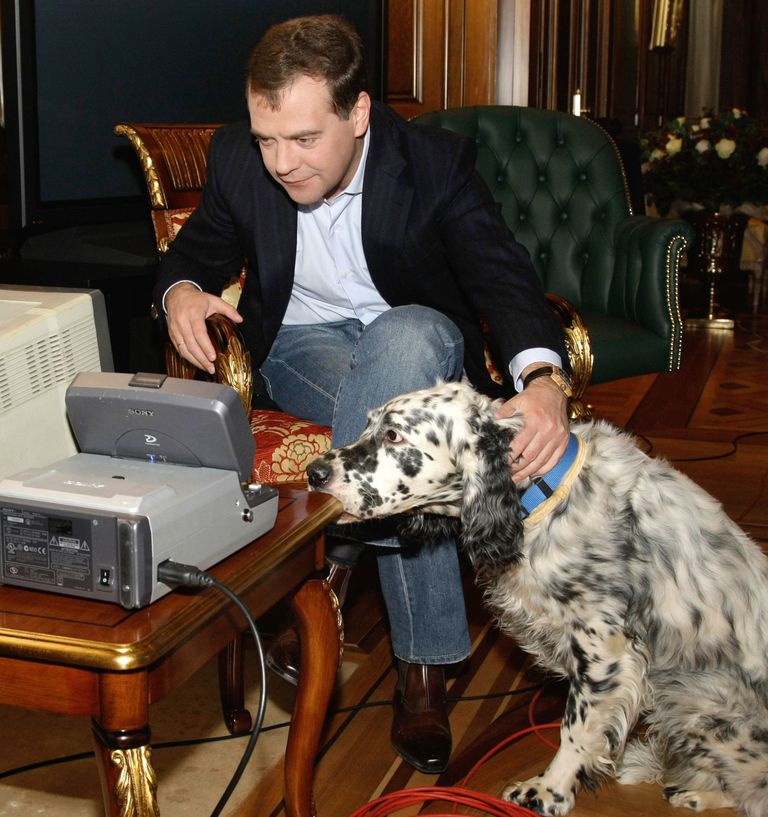 Venemaa president Dmitri Medvedev 2009 koos oma koeraga