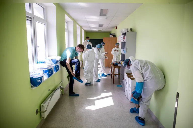 Прежде чем войти в отделение-Covid нужно облачиться в защитный костюм.