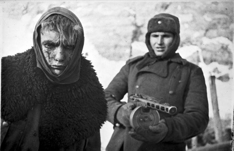 Punaarmee propagandafoto vangilangenud Saksa sõdurist.