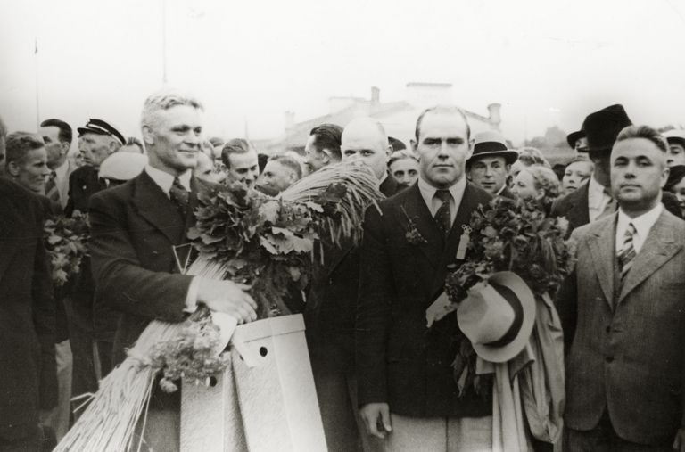 Eestlased Kristjan Palusalu (vasakul) ja August Neo (kaabu käes) olid 1936. aastal Berliinis ainsad maadlejad, kes ühe nädala jooksul kahe medalini jõudsid.