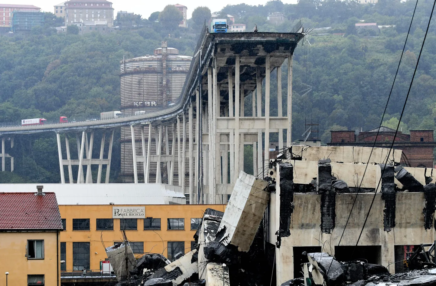 Genova kesklinnast läänes asunud Morandi sillal kulgenud A10 maanteel oli pidevalt tihe liiklus. Lõuna ajal toimunud varingu ajal oli sillal umbes 30 sõidukit.
