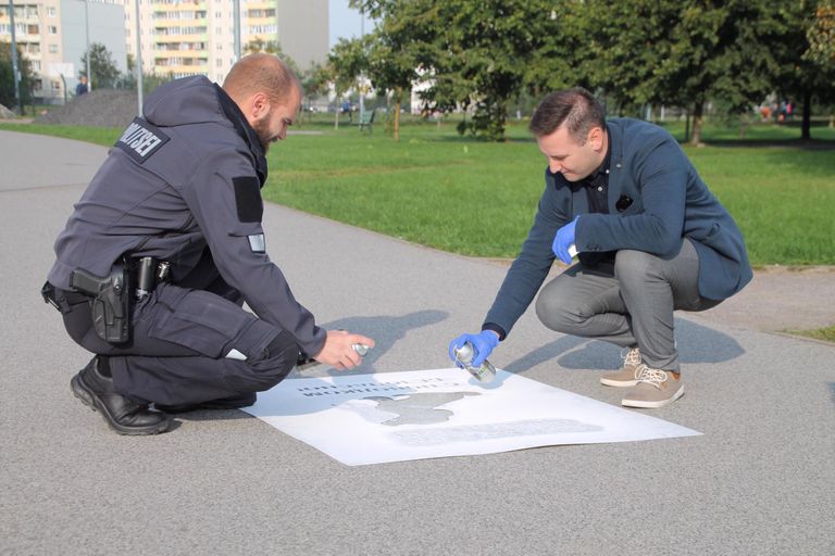 Vladimir Svet ja Roger Kumm värvivad kampaania raames kõnniteedele vastavad piktogrammid.