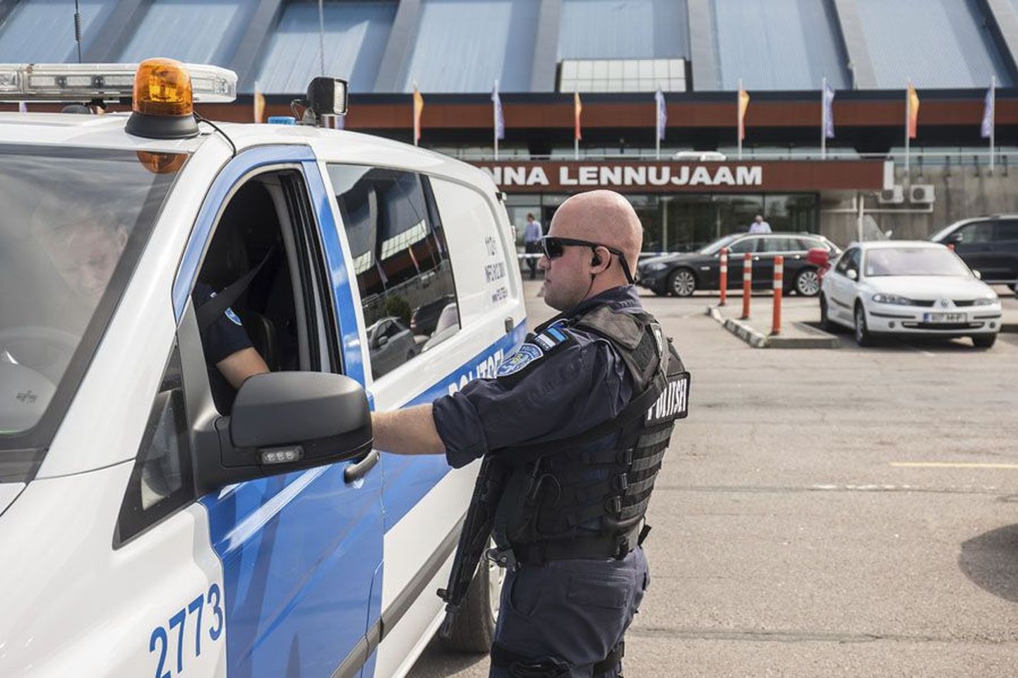 Politsei tugevdas valvet Tallinna lennujaamas (pildil), kesklinnas ja reisisadamas.