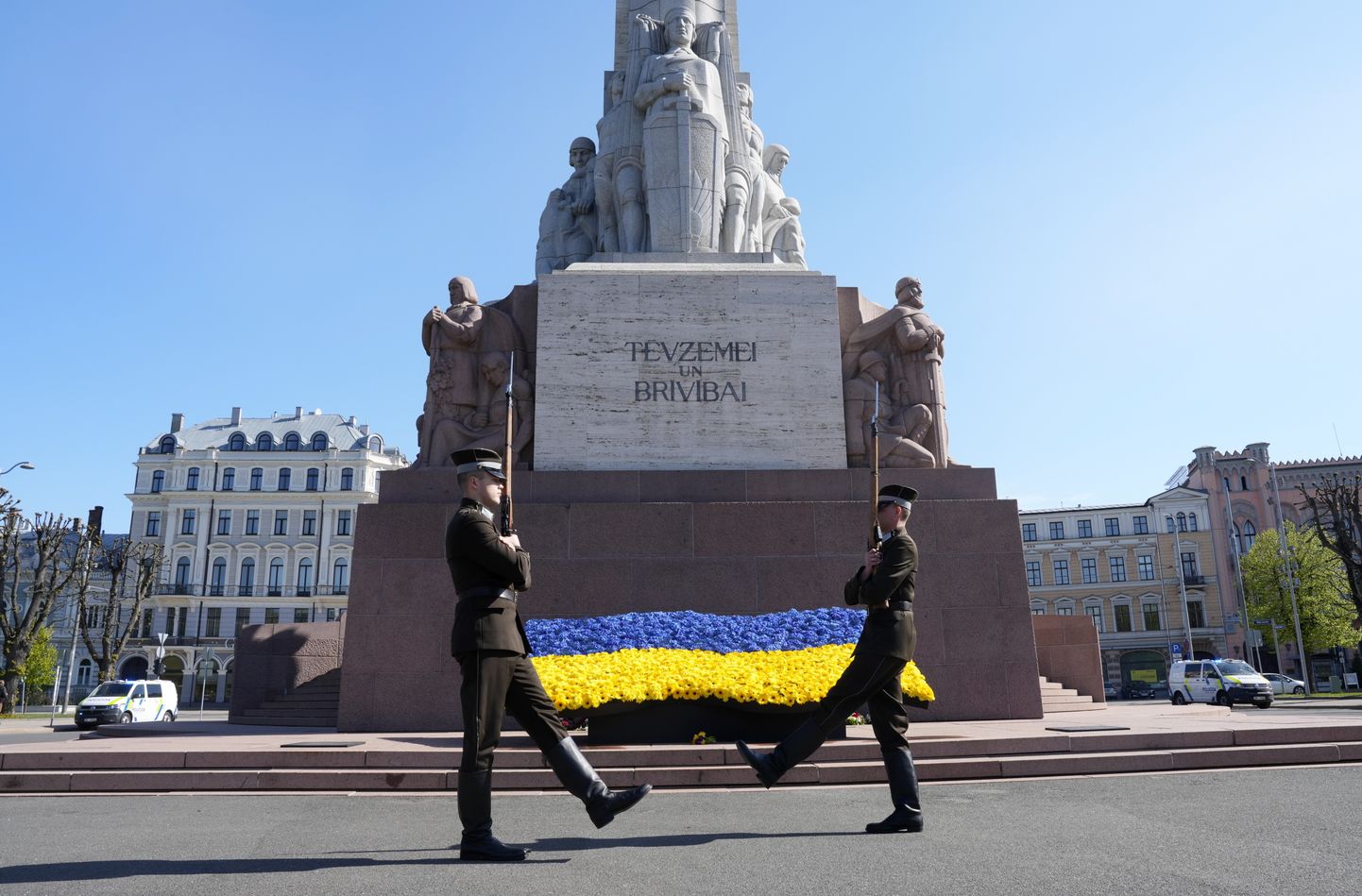 В знак поддержки Украины на пути в ЕС у памятника Свободы создана цветочная композиция