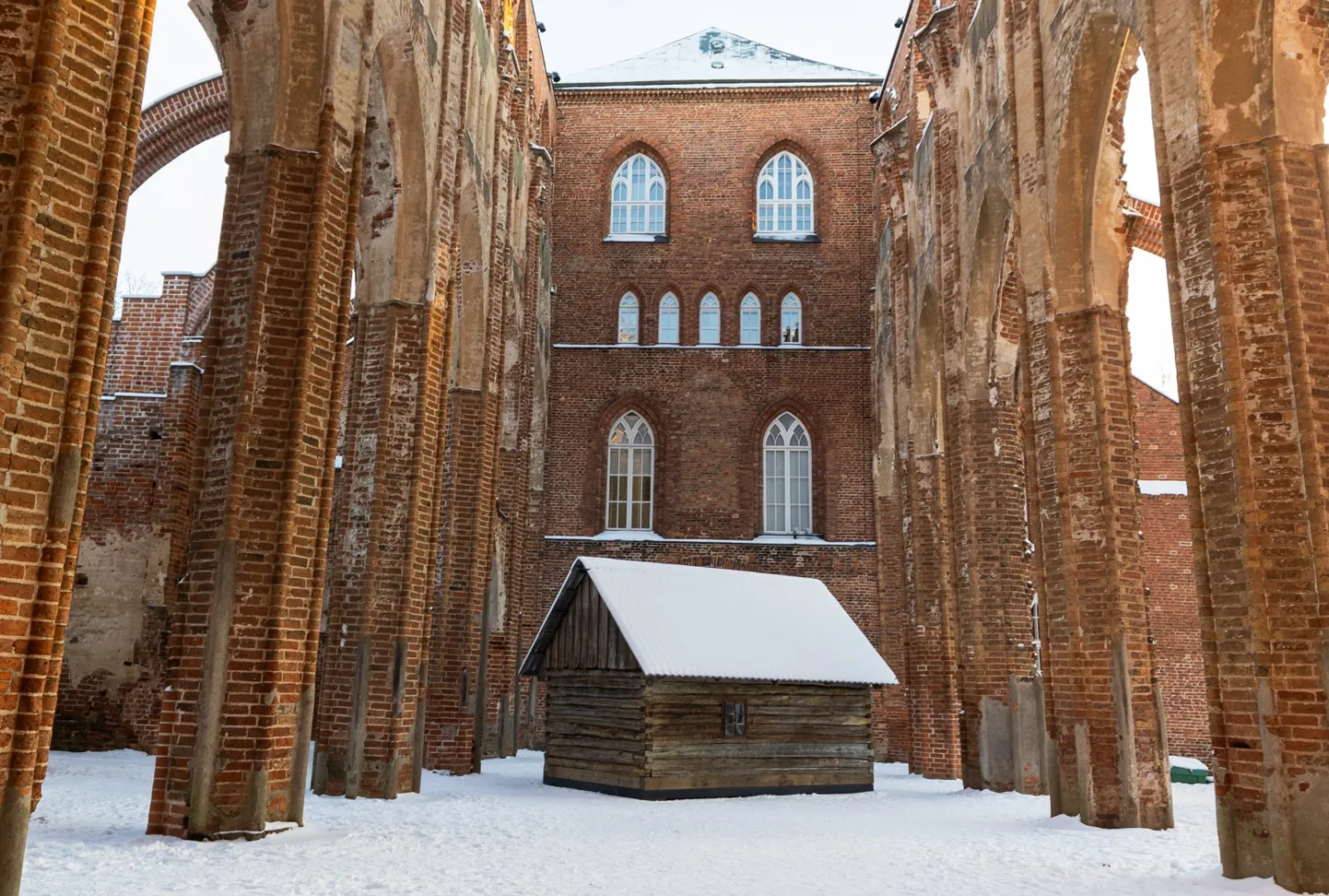 Vana suitsusaun toomkiriku varemetes.