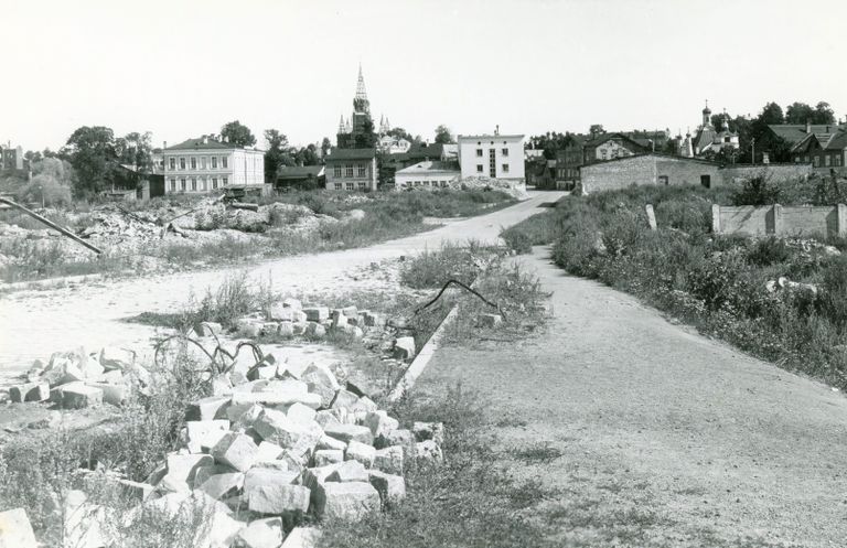 Tartu ülikooli loomaarstiteaduskonna territoorium 1947. aastal. Tagaplaanil on näha Zootomicumi hoone (vasakul) ja haavakliinik (paremal) ning keskel on endine väikeloomade kliinik ning loomatervishoiu ja piimahügieeni instituudi hoone. 