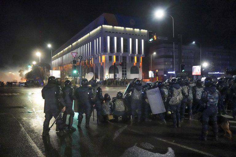 Mässajad ja märulipolitsei Kasahstanis Almatõs 4. jaanuaril