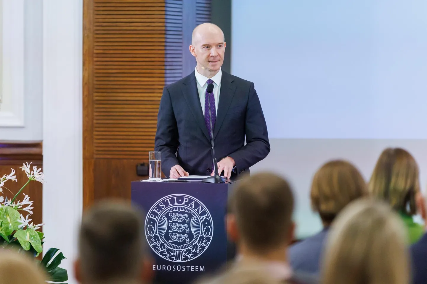 Eesti Panga president Madis Müller vannutab uut valitsust eelarvet tasakaalu sättima.