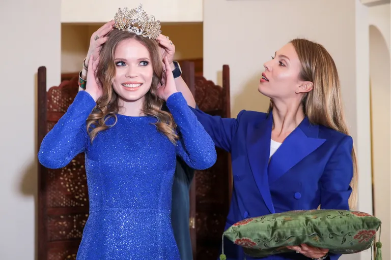 Esimene asemiss Ksenia Paljonova sai missikrooni endale, kuna Semerenko ei suutnud tingimusi täita.
