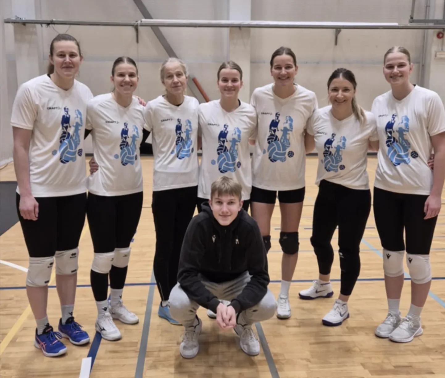 Vasakult: Eliise Hollas, Anett Hollas, ema Anneli Hollas, Greete Hollas, Heleene Hollas, Kertti Külm ja Salme Adeele Hollas. Ees: treener Hendrik Hollas.