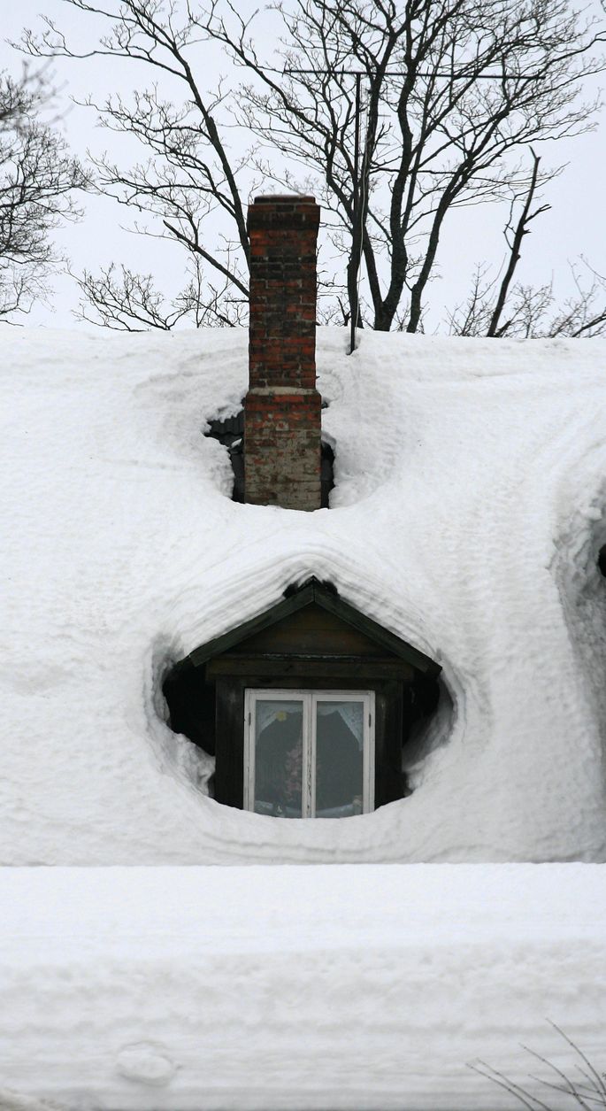 ФОТО ⟩ Эксперт: что следует учитывать, если планируете счищать с крыши снег