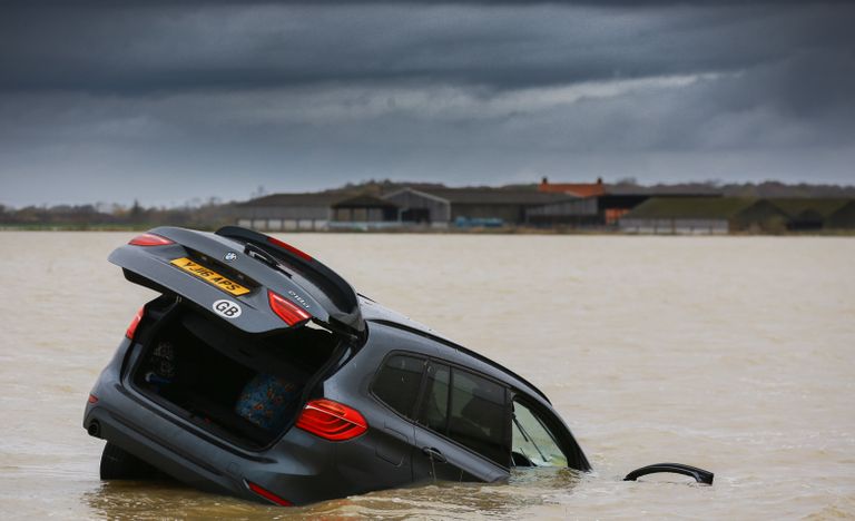 Ühendkuningriigis Lõuna-Yorkshire’is ja Lincolnshire’is on üleujutused. Vette jäänud auto Lincolnshire'is Bardneys
