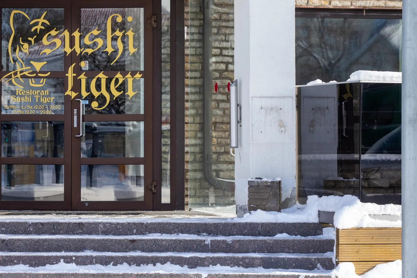 Rakveres Tallinna 12 ei saa kuidagi märtsis kirjakasti maha võtta, sest sellest on jäänud vaid aimatav jälg postil.