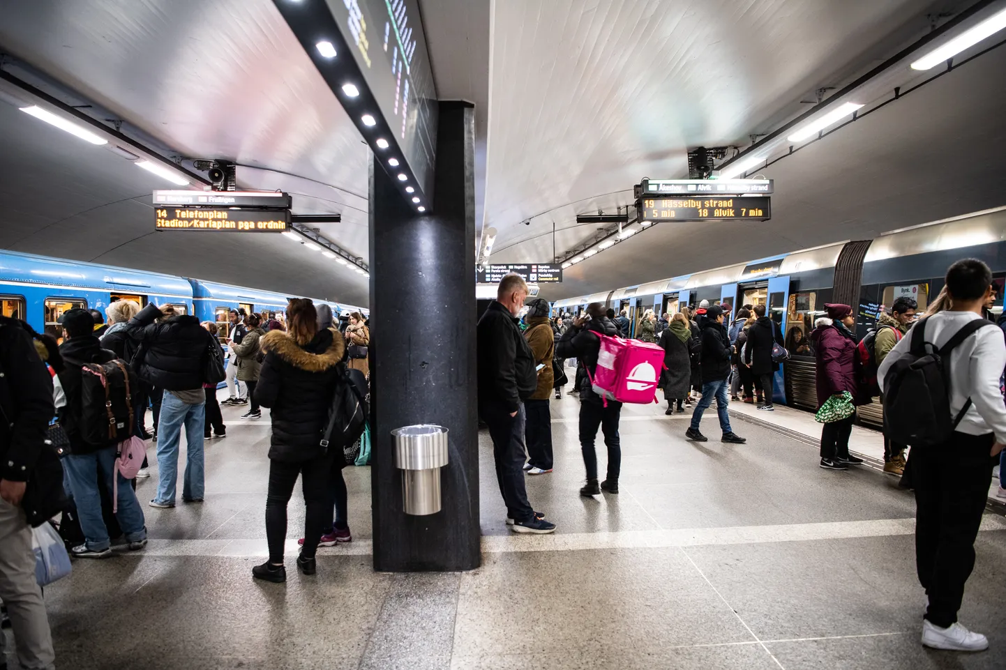 Inimesed Stockholmi metroojaamas.