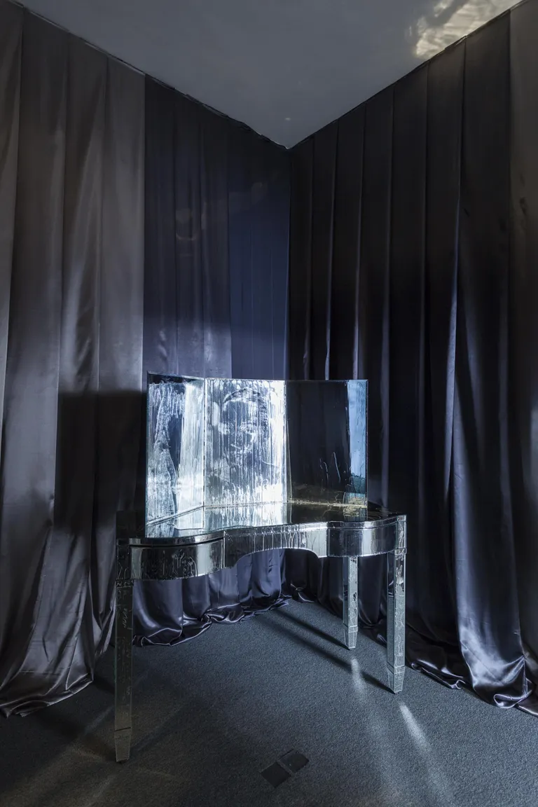 «Edevus/Vanity». Tekstiil, peeglitest laud, foto peeglil. 2022.