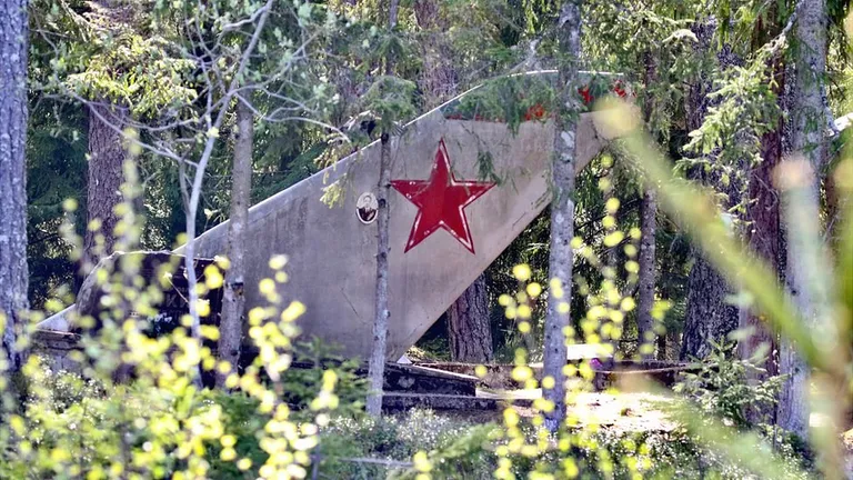 Советское военное кладбище около авиабазы "Эмари" в Эстонии