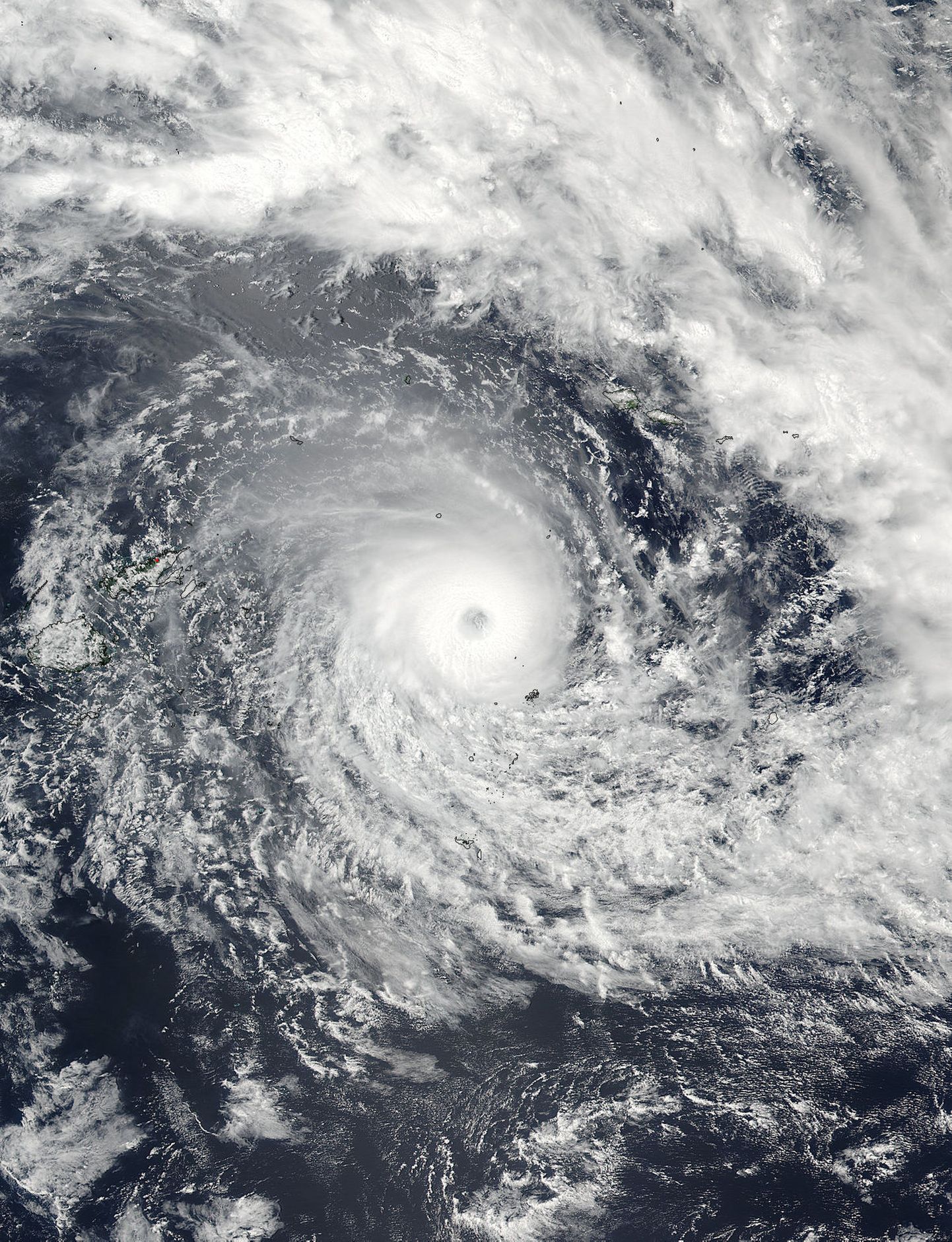 Тропический циклон "Уинстон" обрушился на острова Фиджи