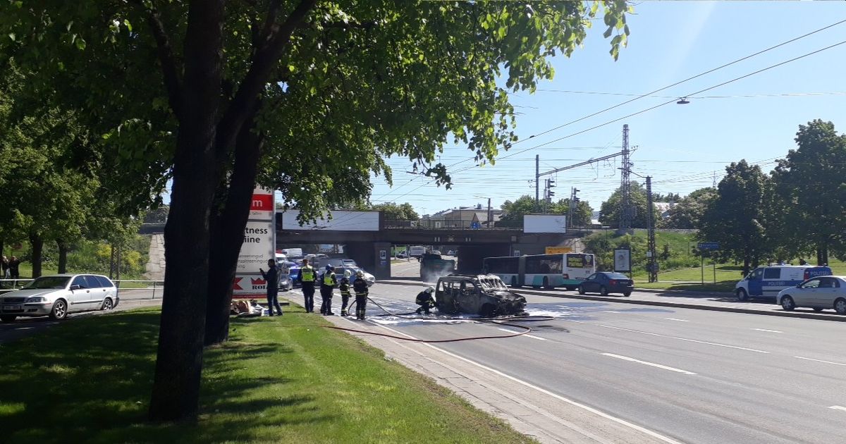 Pildid ja video: Kristiine keskuse juures süttis sõiduteel auto, liiklus on suletud