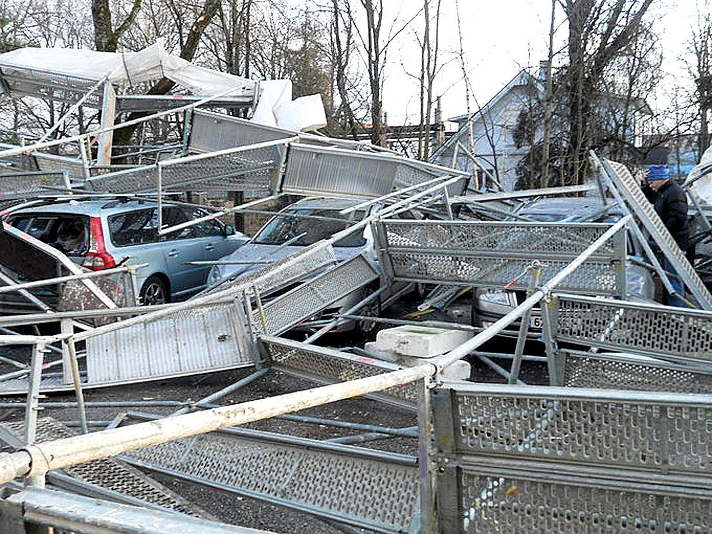 Tartumaal Märjal ehitustellingute alla jäänud paarikümne auto omanikud ei saanud eilseks veel selgust, kas neil on lootust purustuste eest kompensatsiooni saada.