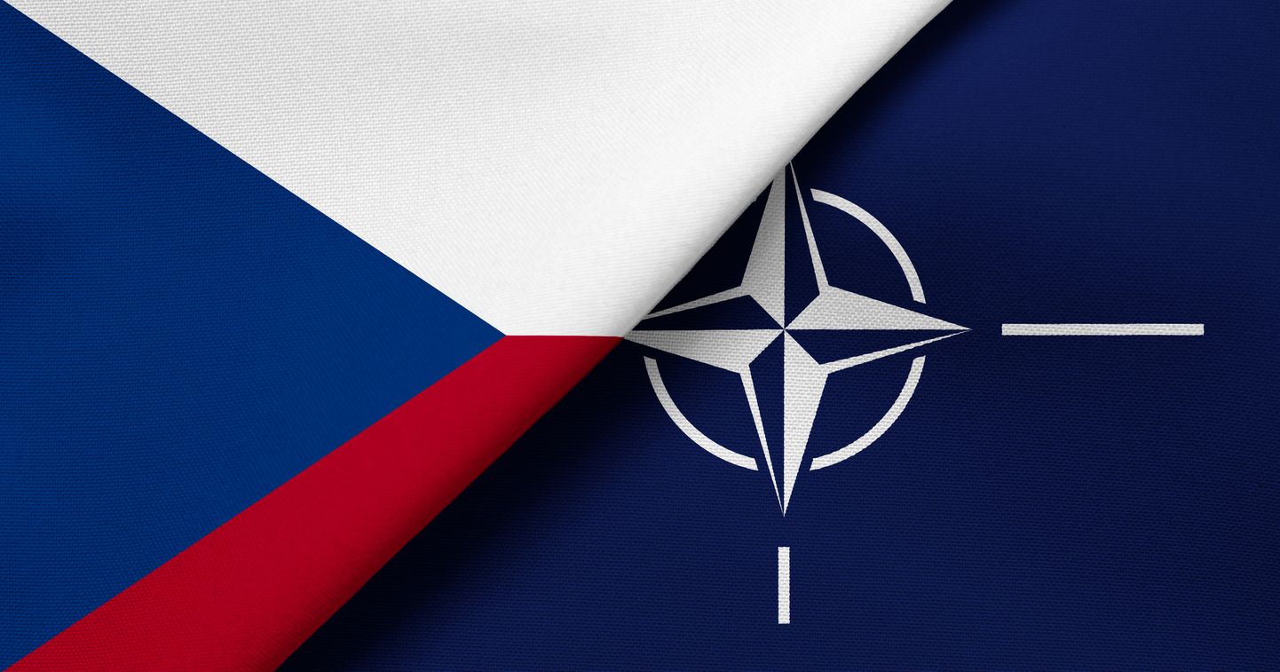 Čehijas un NATO karogi. Ilustratīvs foto.