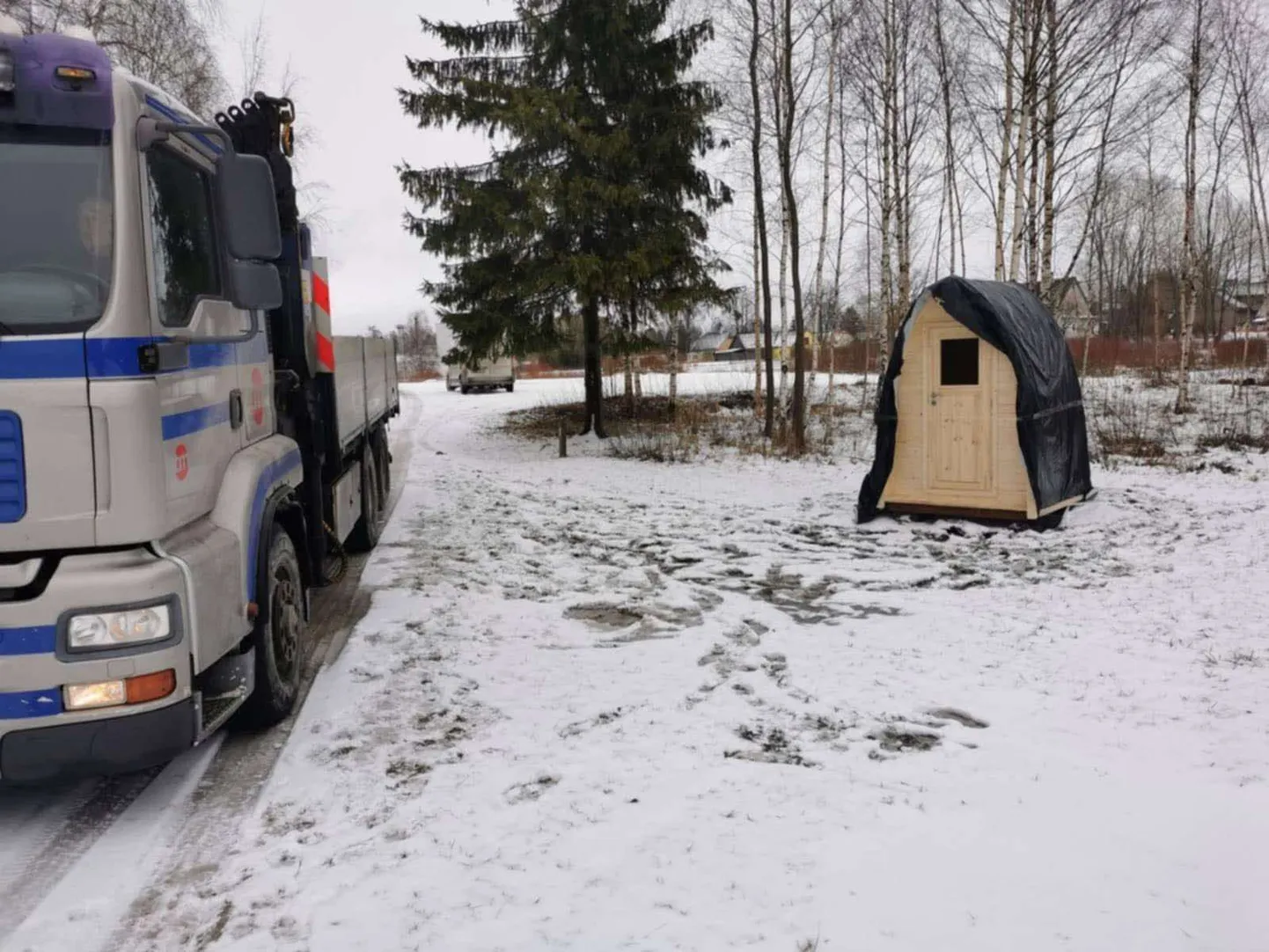 Järva Teenused paigaldas Järva-Jaani tehisjärve äärde uue välikäimla.