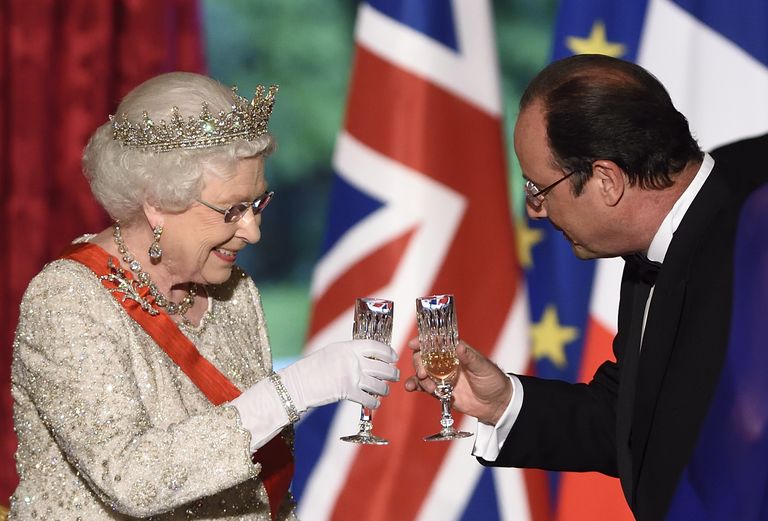 Kuninganna lööb klaase kokku toonase Prantsuse presidendi Francois Hollande'iga õhtusöögil Elysee palees, Pariisis, aastal 2014.