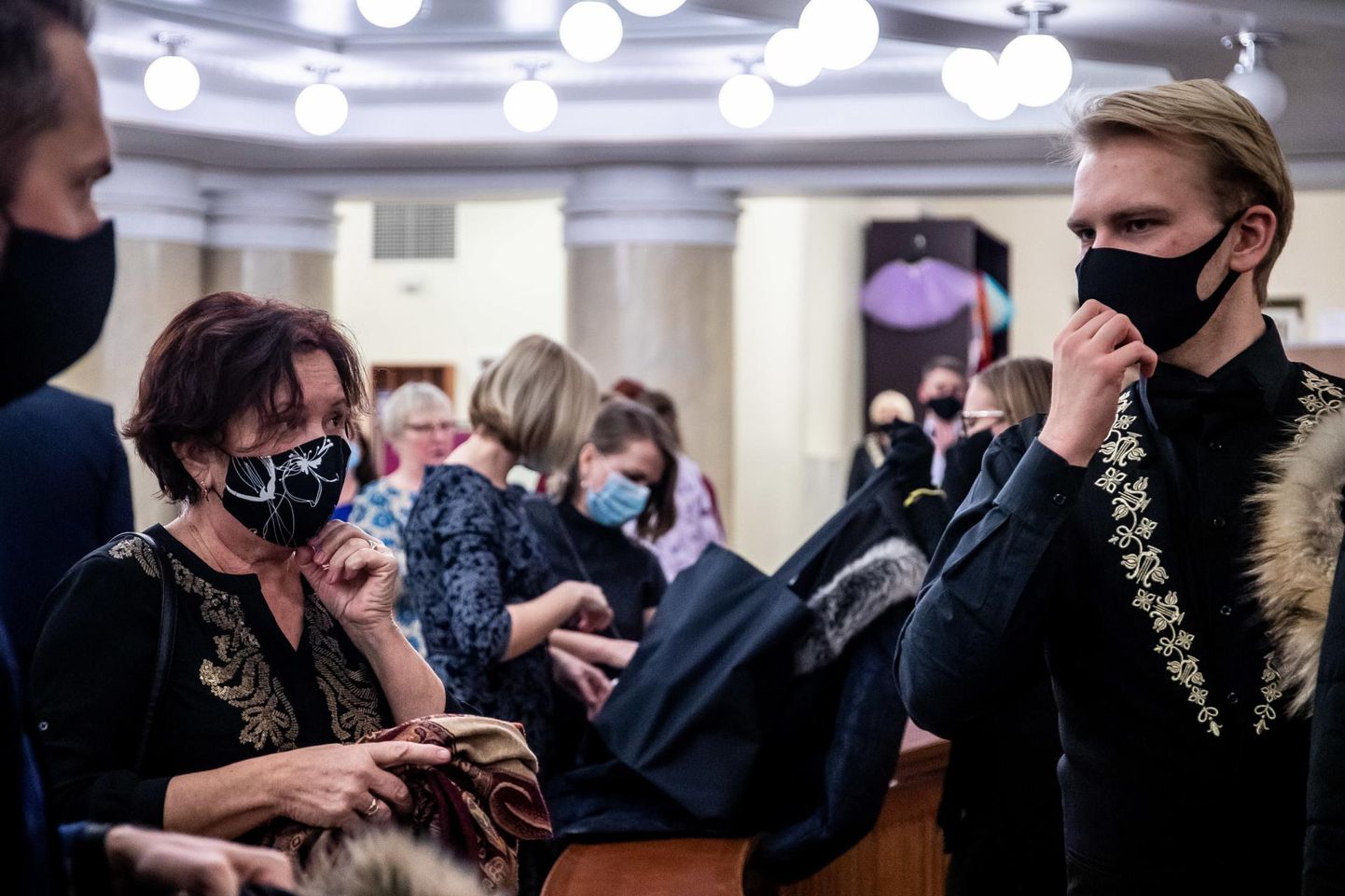 Вчера в театре "Эстония" публика была в масках, люди старались соблюдать дистанцию друг с другом.