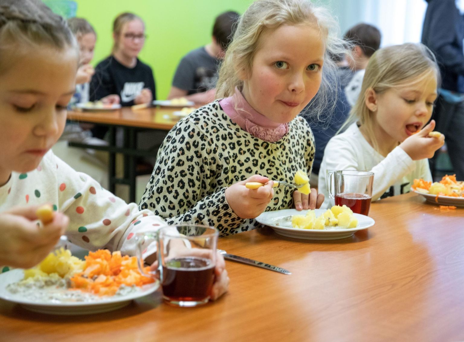 Kõmsi lasteaia-algkooli pere on ühel nõul, et ­söögid on neil maitsvad ja tervislikud.