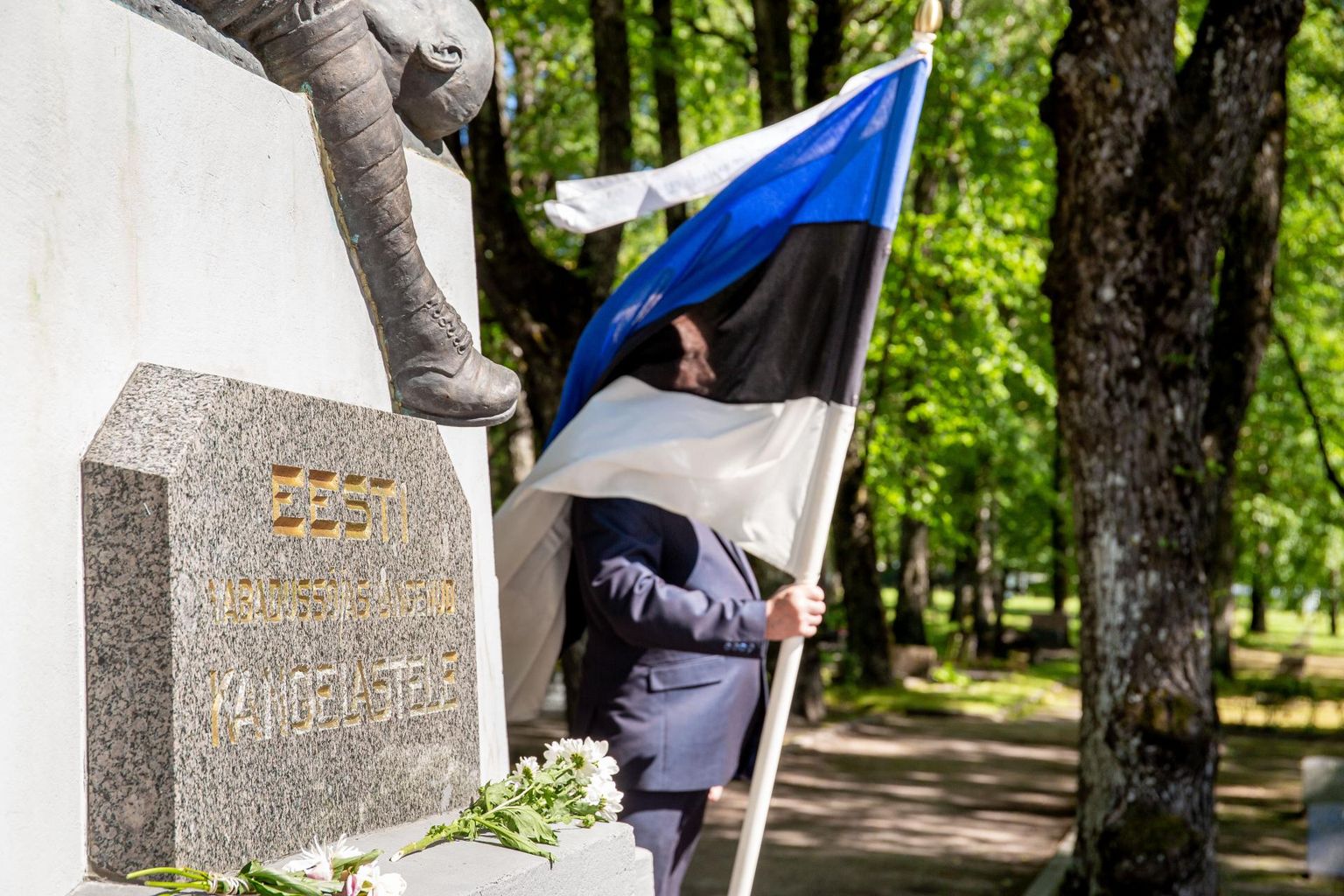 Pärnu Alevi kalmistul vabadussõja mälestussamba juures meenutatakse omariikluse eest võidelnuid ja asetatakse nende mälestuseks pärjad.