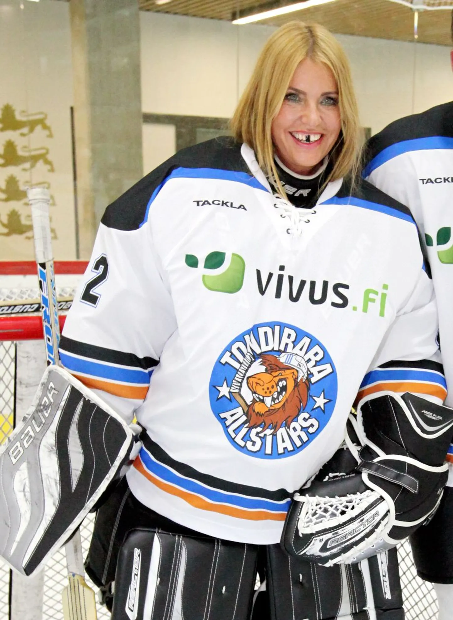 Laupäeval toimub Tondiraba jäähallis heategevusüritus "Hoki aitab", kus osalevad paljud Eesti ja Soome spordikuulsused. Teiste seas proovis jäähokimängija ametit ka seltskonnadaam Anu Saagim, kellele usaldati eriti karm roll: väravavahiks olemine