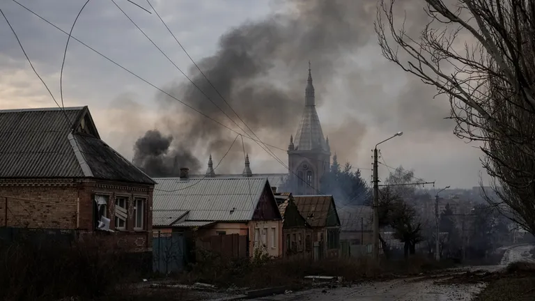 Бахмут остается под контролем украинской армии, но город сильно разрушен, и его продолжают разрушать