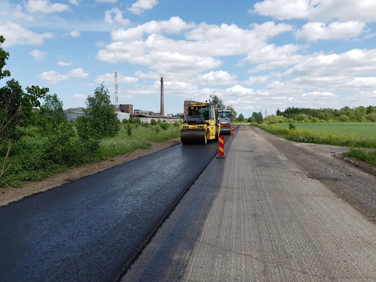 Jaama tänav asfalteeriti suve alguses. Tänu renoveeritud teedele sõidavad nüüd sealtkaudu ka vahepeal mujale suunatud liinibussid.
