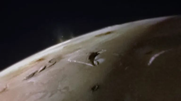 NASA kosmosesond JunoCam, mis asub NASA kosmosesondi Juno pardal, jäädvustas 3. veebruaril 2024 kaks vulkaanilist pilve, mis tõusevad Jupiteri kuu Io horisondi kohale. Missiooni teadlased arvavad, et vulkaanipilved pärinevad kas ühest hiiglaslikust vulkaanist või kahest üksteise lähedal asuvast vulkaanist. JunoCami aparaat pildistas pilve umbes 3800 kilomeetri kauguselt. Selle foto on teinud amatöörteadlane Andrea Luck JunoCami toorandmete põhjal.