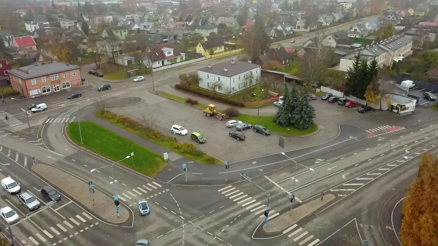 Vasakut kätt jääva Aardla ja paremal oleva Võru tänava ristmiku kõrvale Võru 176 platsile kerkib kahekorruseline tankla-büroohoone.