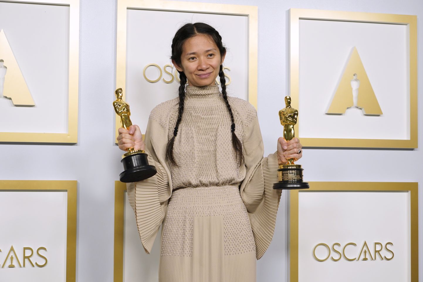 Chloé Zhao kahe Oscariga, millest üks on parima filmi ja teine parima režissööri Oscar