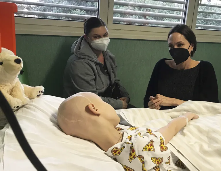 Актриса Анджелина Джоли навещает юную пациентку из Украины в среду, 30 марта 2022 года, в педиатрической больнице Бамбино Джезу в Риме. Джоли лично посетила детскую больницу Ватикана, чтобы познакомиться с украинскими детьми, прибывшими в Италию из-за войны в Украине, врачами и медсестрами, которые за ними ухаживают