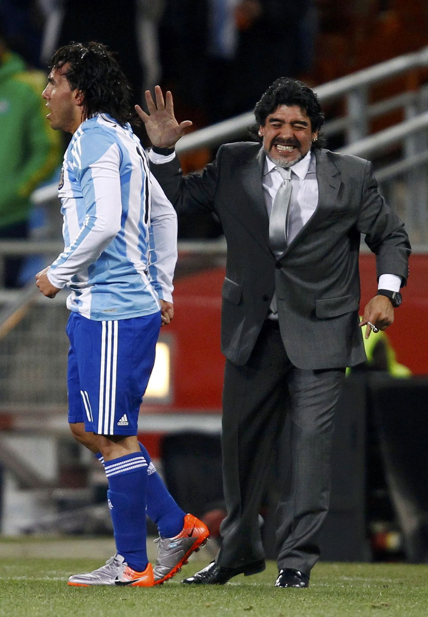 Diego Maradona (paremal) ja Carlos Tevez