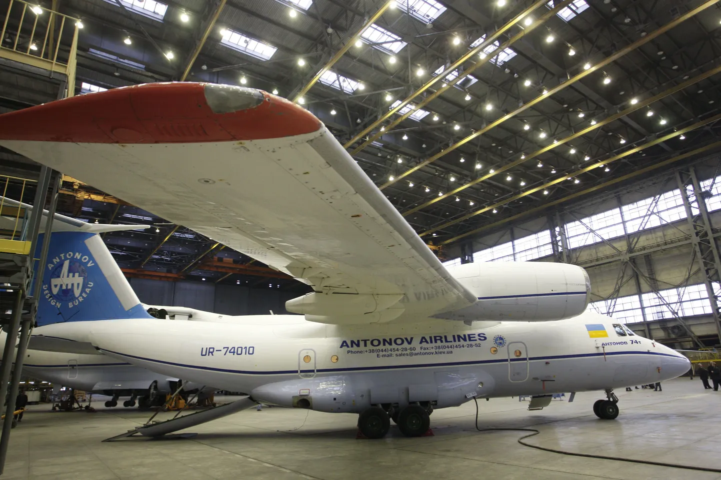 Sarnast AN-74 hoiavad Afganistani ametnikud Kabulis kinni rendifirma võlgade tõttu.