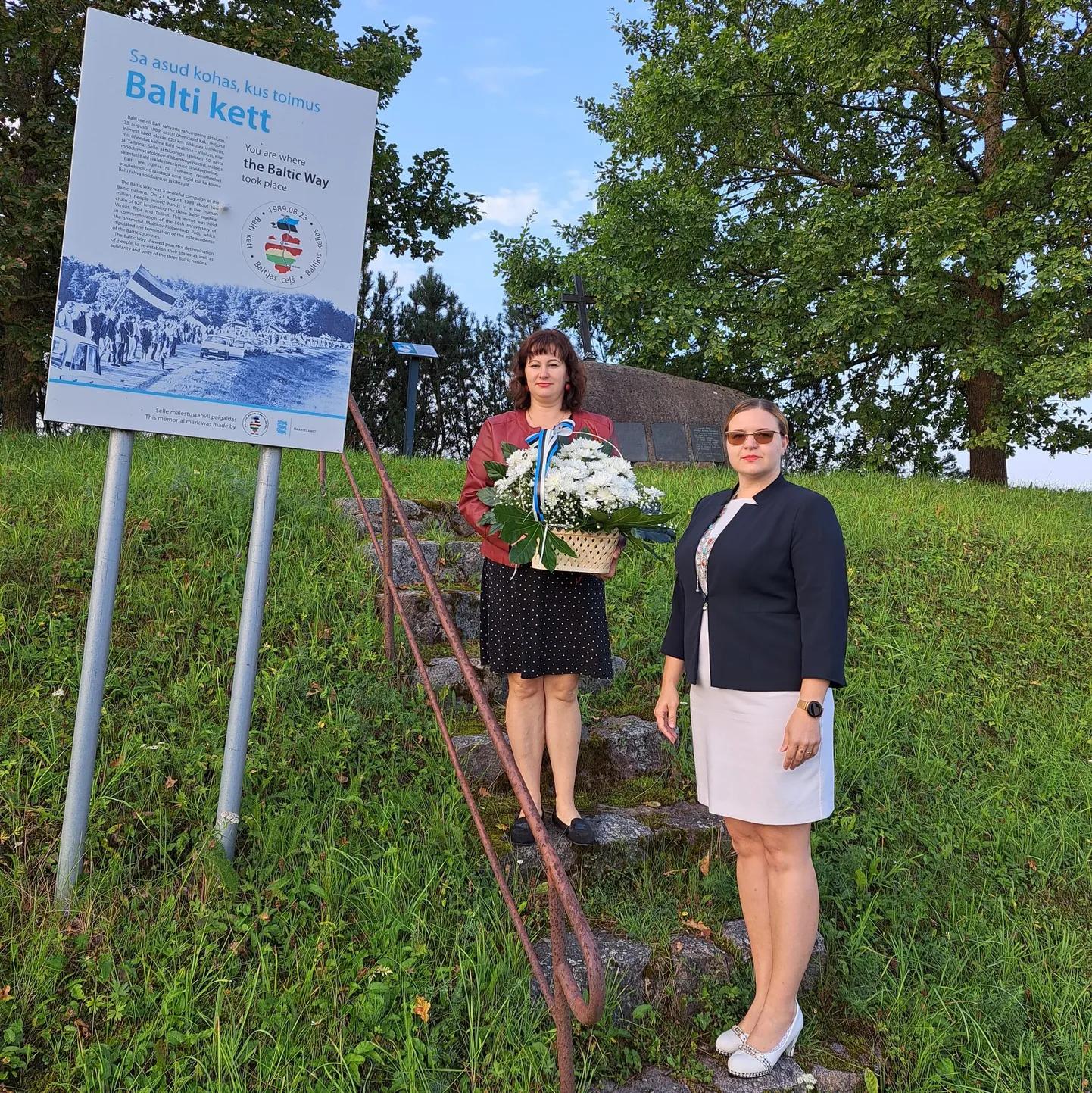Türi vallavanem Ele Enn (vasakul) ja valdkonnajuht Kati Nõlvak asetasid Balti keti mälestuskivi juurde lilled.