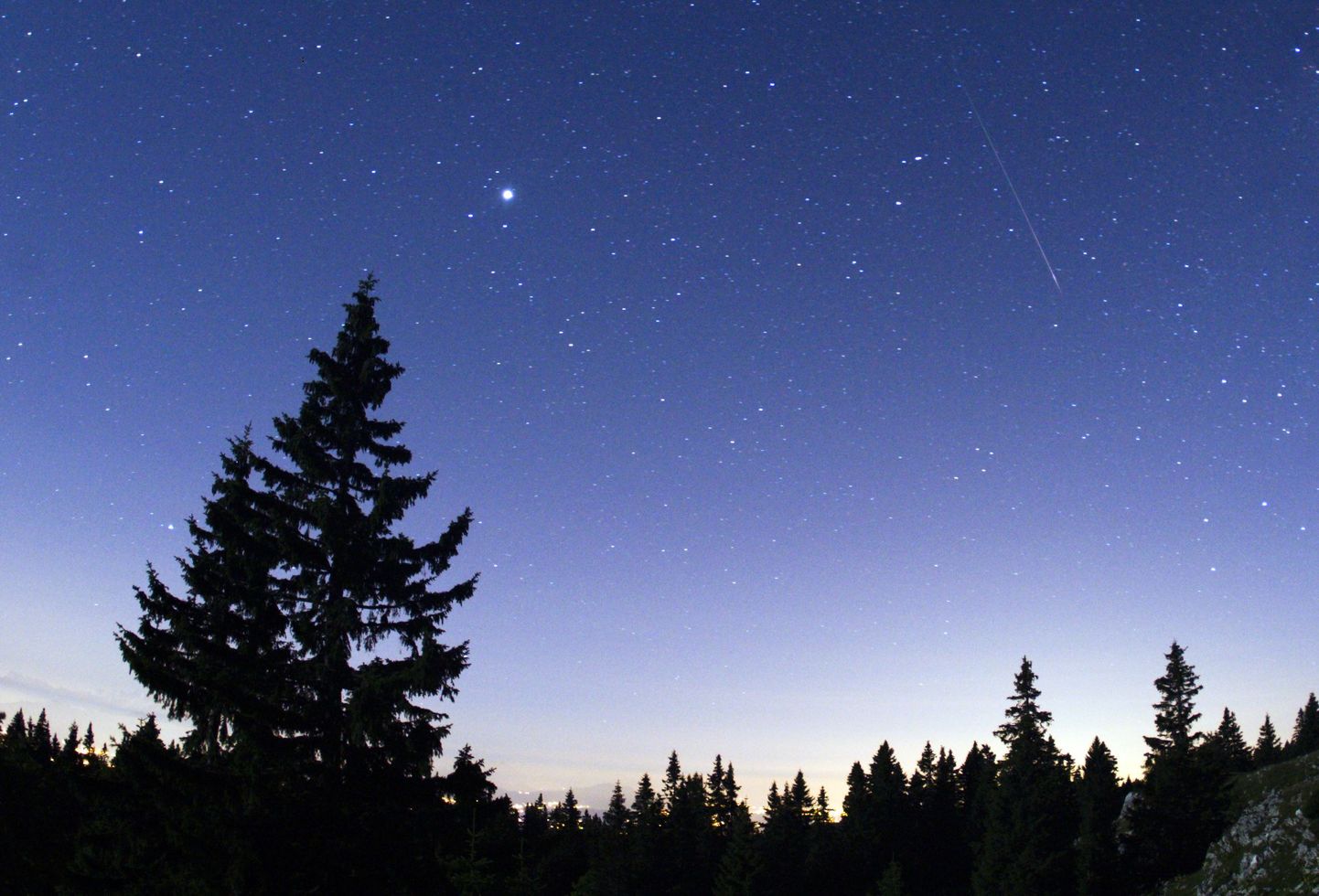 Varahommikuses taevas võib rohelist komeeti näha