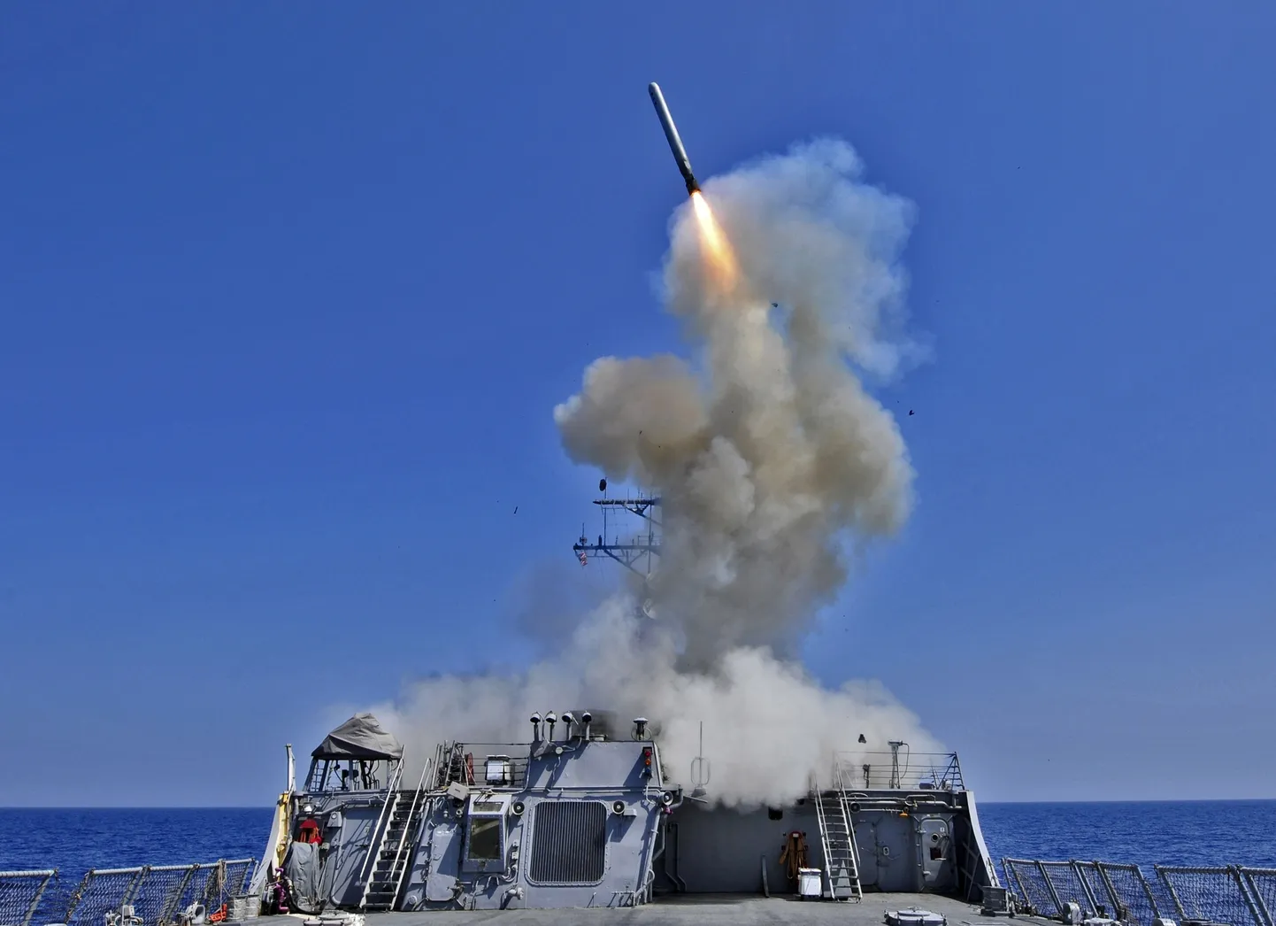 Kaugmaaraketi Tomahawk start USA sõjalaevalt. Foto on illustratiivne.