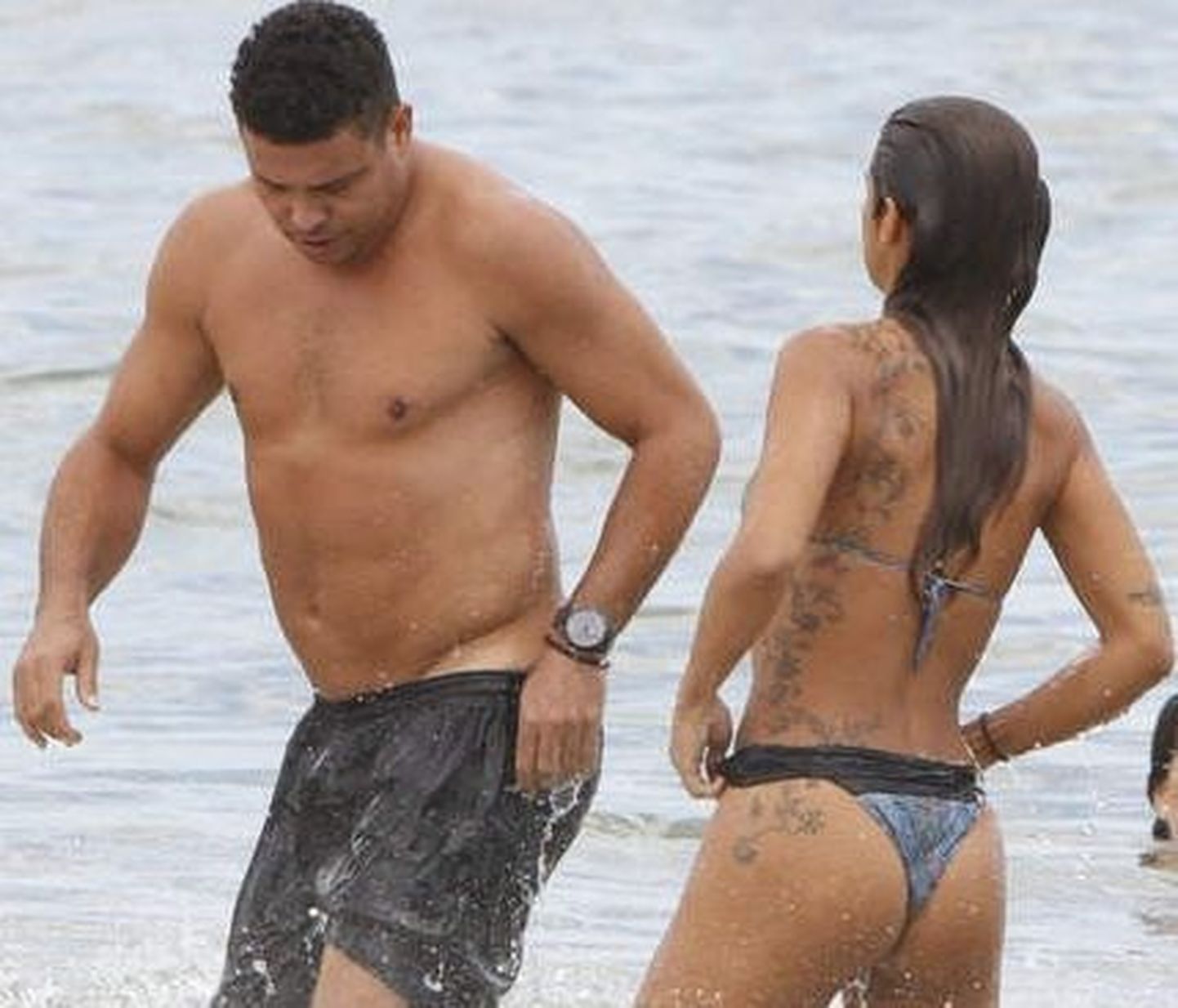 Роналдо со своей подругой на пляже.