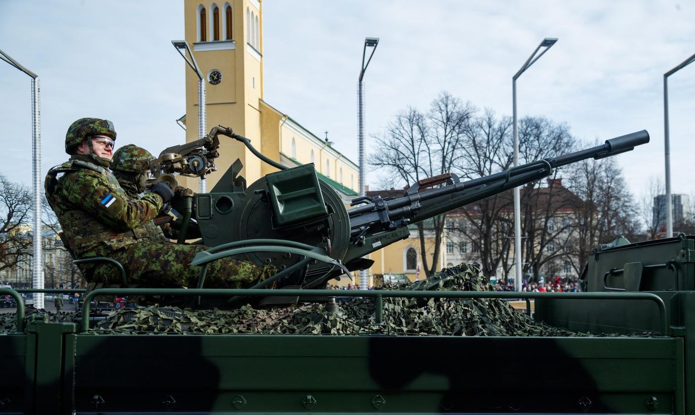 באסטוניה יש עשרות אזרחים זרים עם ארונות מלאים ברובים, tank defense, high beam, situational awareness and increasing the structure of the Defense League.