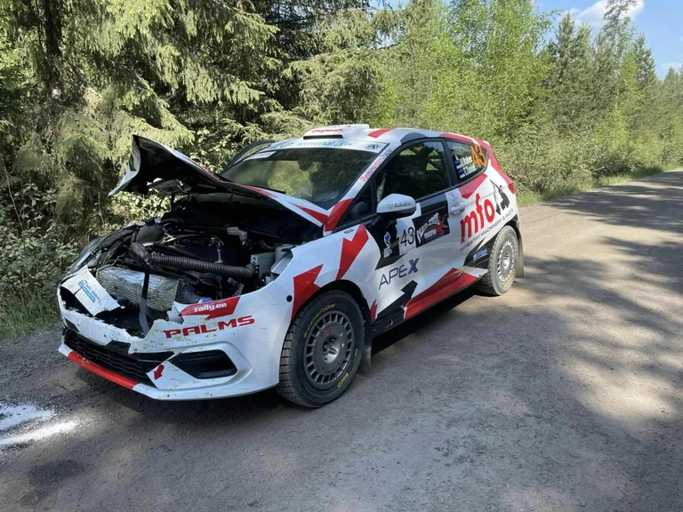 Auto sai kitsega kokku põrgates korralikult kannatada, süttis põlema ja jättis rallipaari raja äärde.