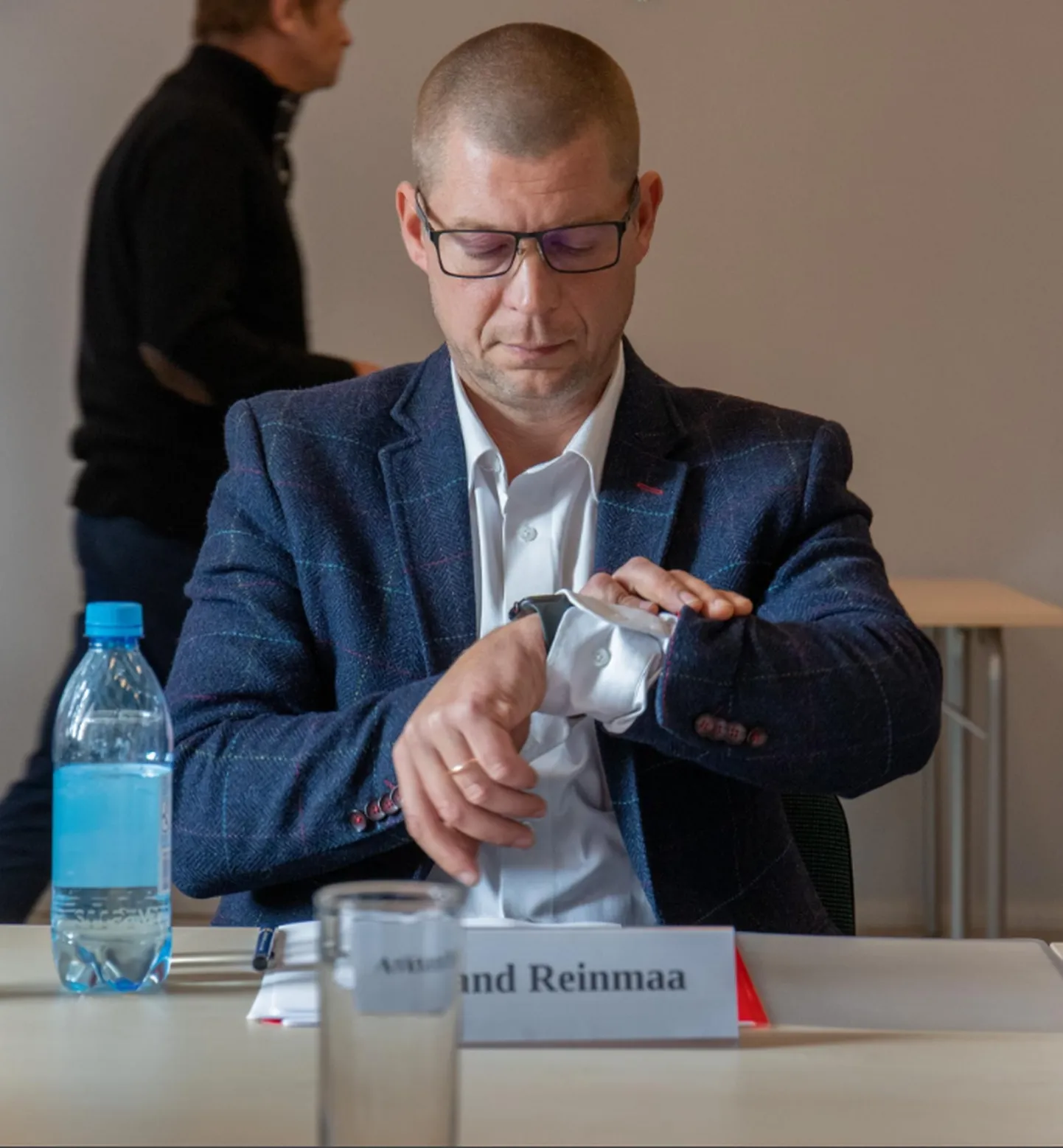Lääneranna vallavolikogu esimees Armand Reinmaa on kuue voliniku hinnangul kahjustanud valla mainet.