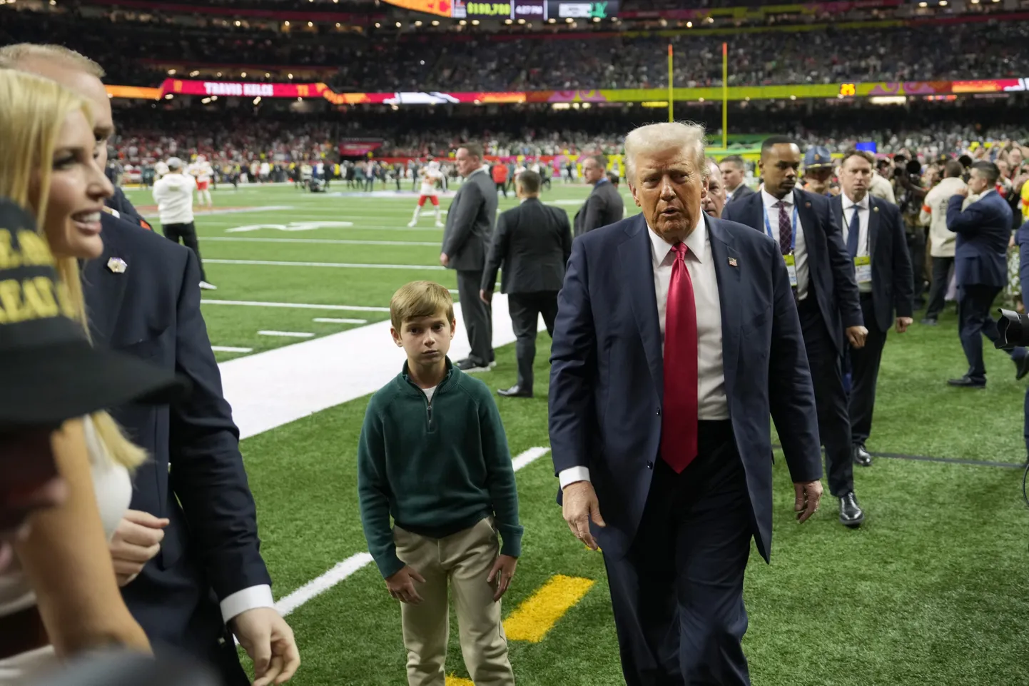 USA president Donald Trump 59. Super Bowlil. Temast vasakul on lapselaps Theodore, kelle ema on Donald Trumpi vanem tütar Ivanka.